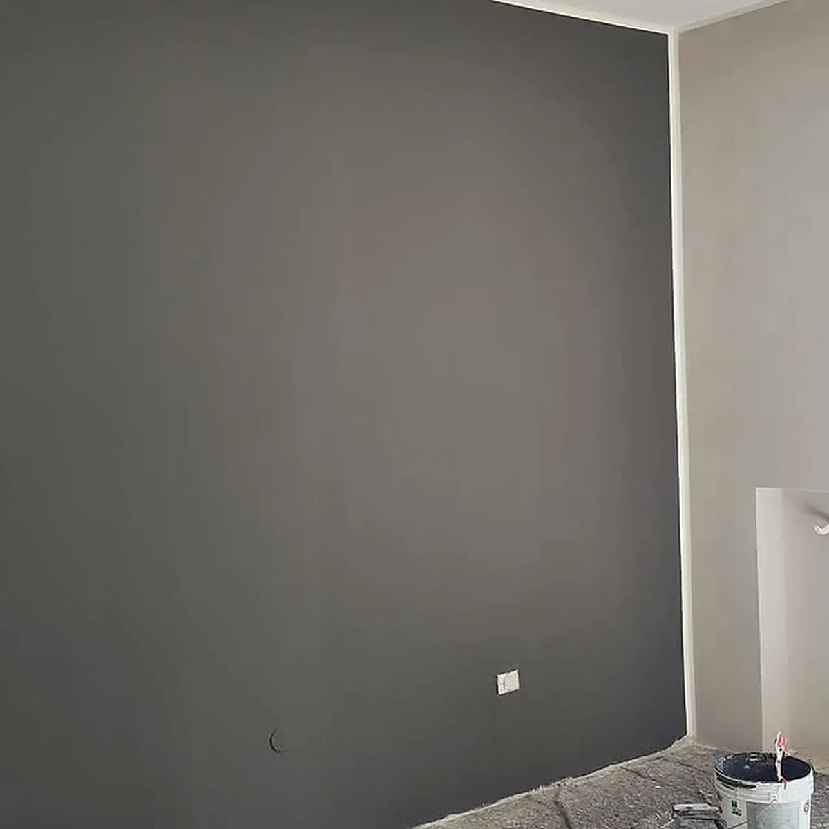 Parete interna tinteggiata di grigio uniforme