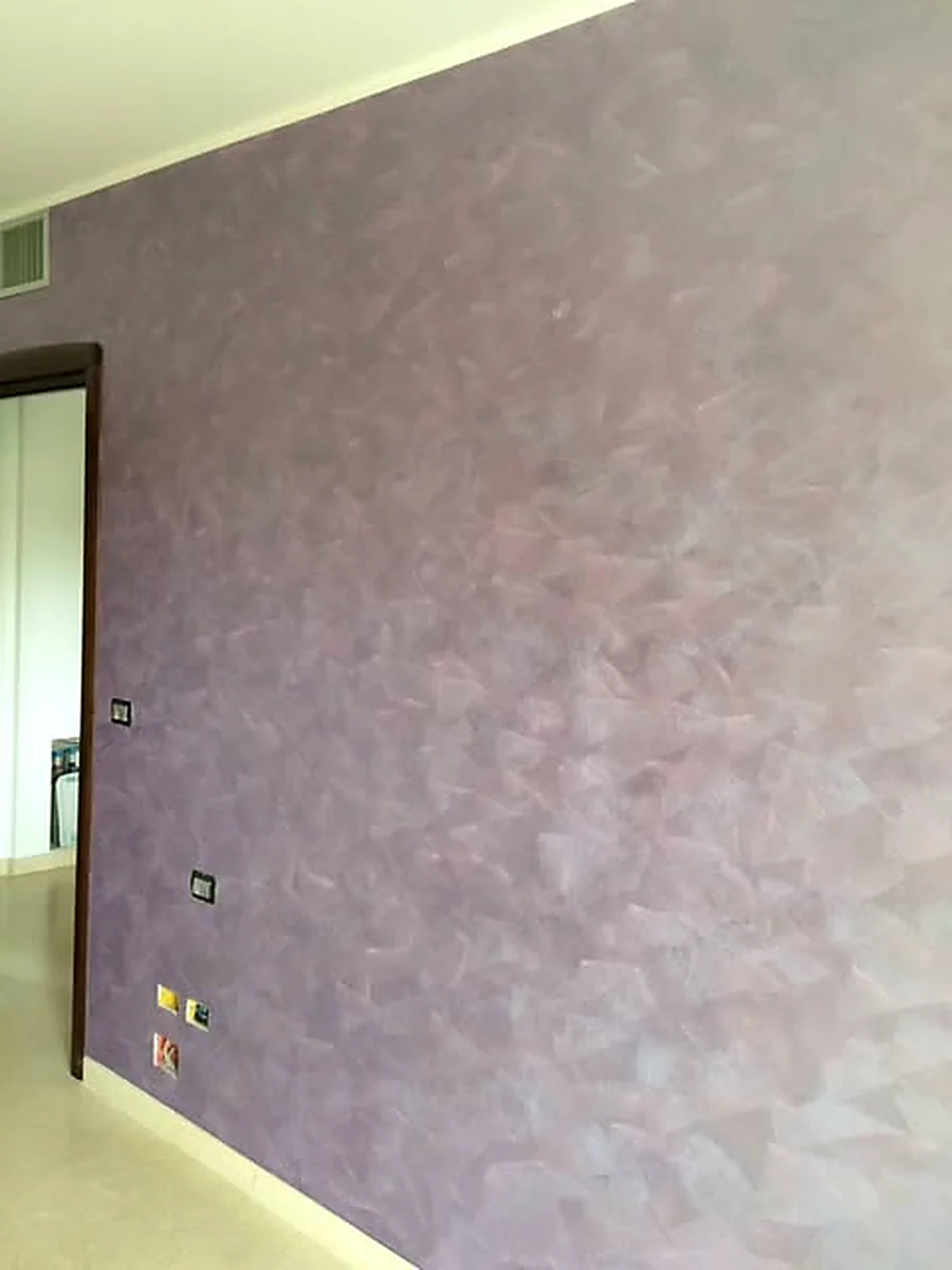 Parete interna con finitura decorativa color malva a velatura
